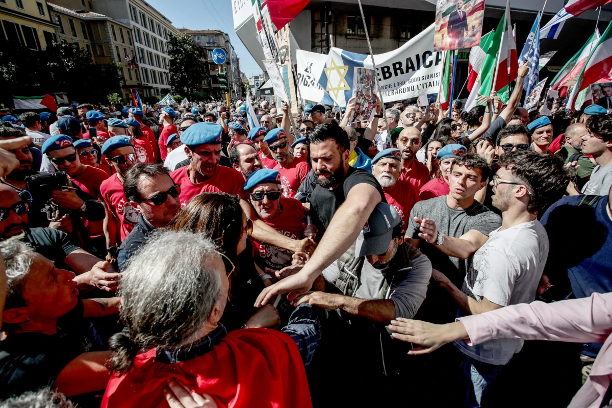 Tensioni intorno alla Brigata ebraica al corteo per l’anniversario della festa della Liberazione a Milano, 25 aprile 2026 (foto Ansa)