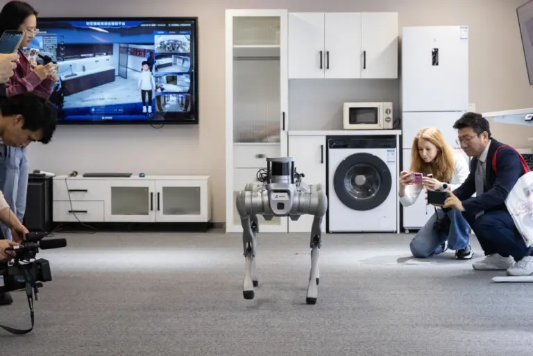 Un cane robot in azione sotto occhi, telecamere e obiettivi dei media all’Istituto di Intelligenza artificiale di Pechino, 23 marzo 2026 (foto Ansa)