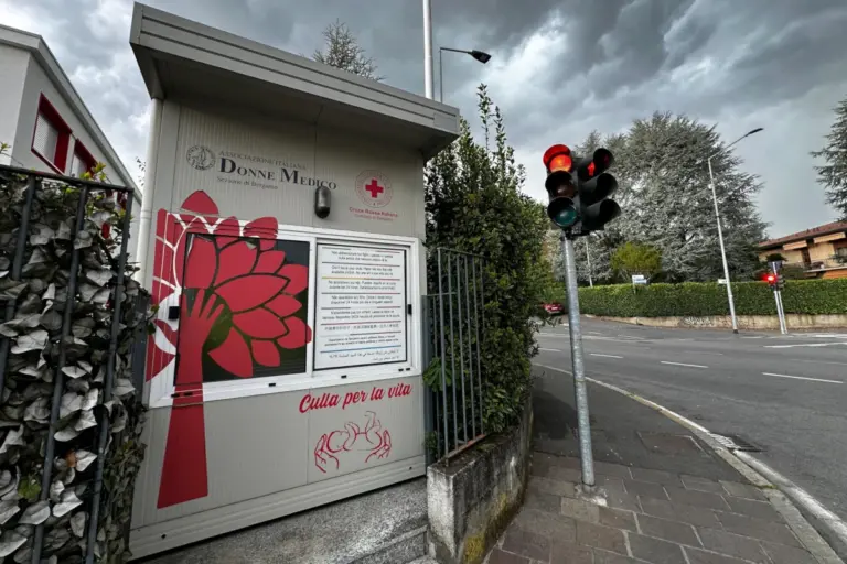 La culla per la vita della Croce rossa di Bergamo, quartiere Loreto, dove domenica 19 aprile è stato alle 9.45 è stato affidato un neonato (foto Ansa)