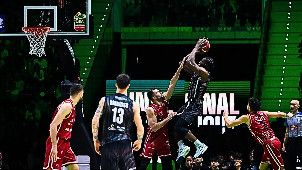 Christian Vital del Derthona basket in azione durante la finale di Coppa Italia di basket contro l'Olimpia Milano