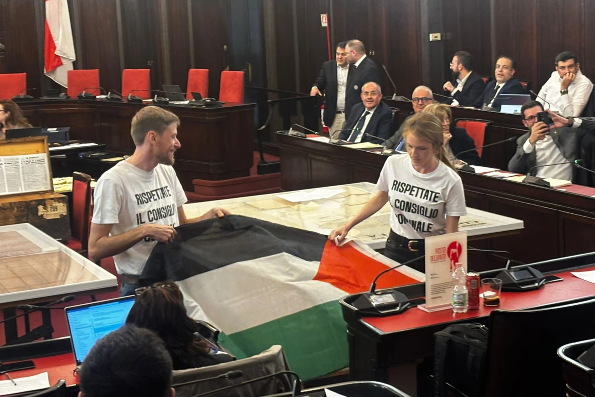 Protesta pro Pal in Consiglio comunale a Milano per la decisione del sindaco Beppe Sala di proseguire il gemellaggio con la città di Tel Aviv, 20 aprile 2026 (foto Ansa)