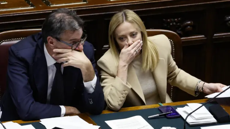 Il ministro dell&rsquo;Economia Giancarlo Giorgetti con la presidente del Consiglio Giorgia Meloni (foto Ansa)