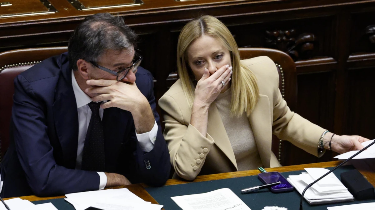 Il ministro dell’Economia Giancarlo Giorgetti con la presidente del Consiglio Giorgia Meloni (foto Ansa)