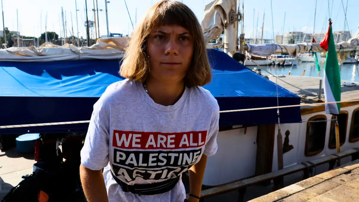 La fotografia mostra l'attivista svedese Greta Thunberg il 31 agosto 2025, mentre si prepara a salpare dal porto di Barcellona a bordo della 