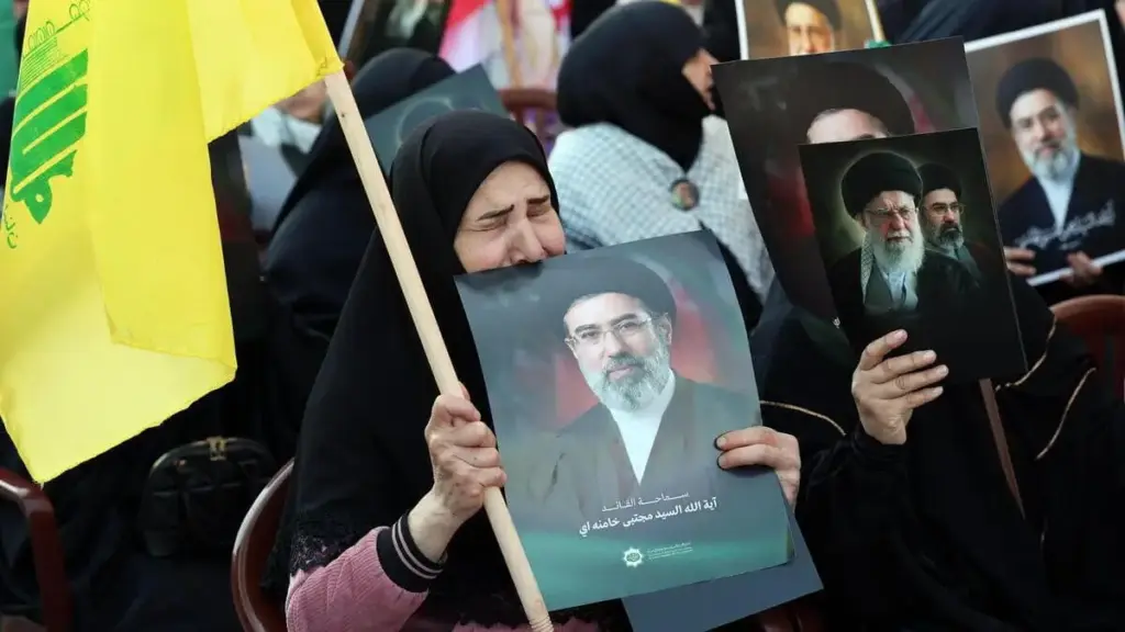Donne di Hezbollah con immagini di Ali e Mojtaba Khamenei, Beirut, Libano, 22 aprile 2026 (Foto Ansa)