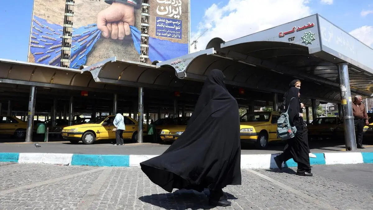 Un grande cartellone pubblicitario a Teheran fa riferimento allo Stretto di Hormuz e reca la scritta in persiano “Per sempre nella mano dell’Iran”, 15 aprile 2026 (foto Ansa)