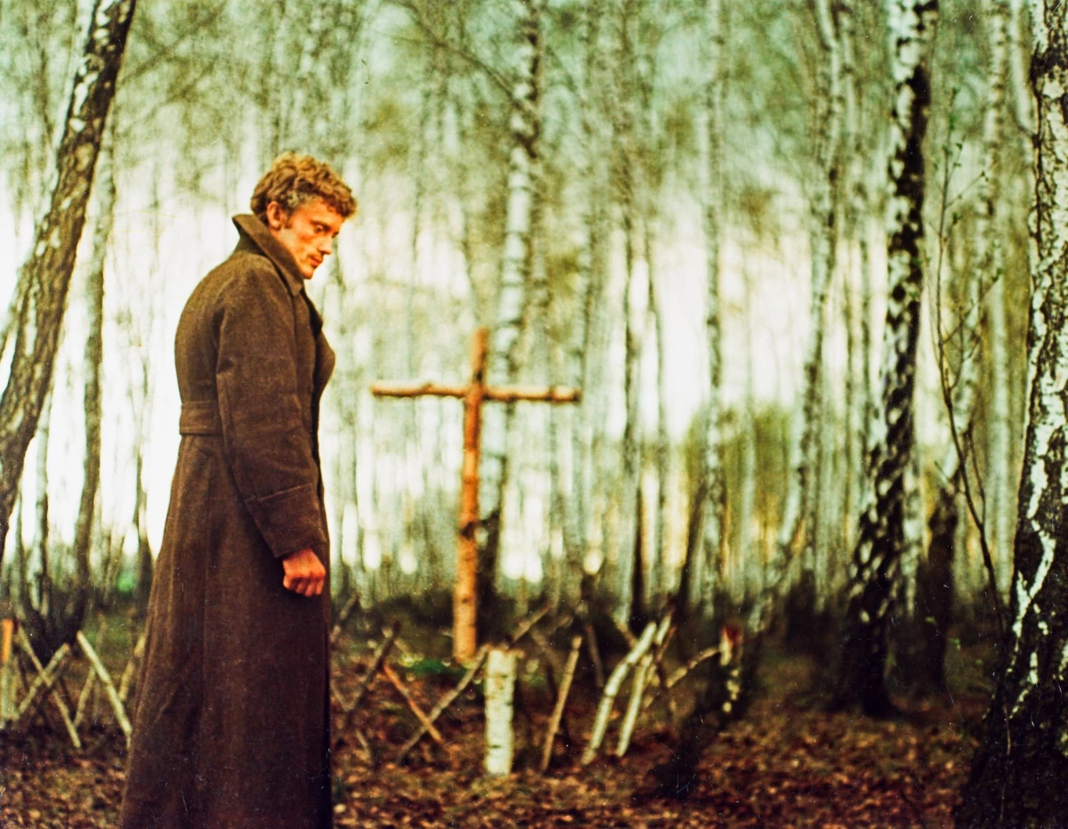 Fotogramma del film “Il bosco di betulle” di Andrzej Wajda