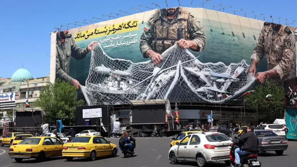 "Lo Stretto di Hormuz resta un chiuso" recita un poster di propaganda a Teheran, in Iran