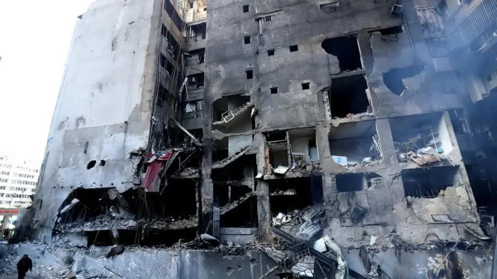 Un palazzo di Beirut devastato da un raid israeliano
