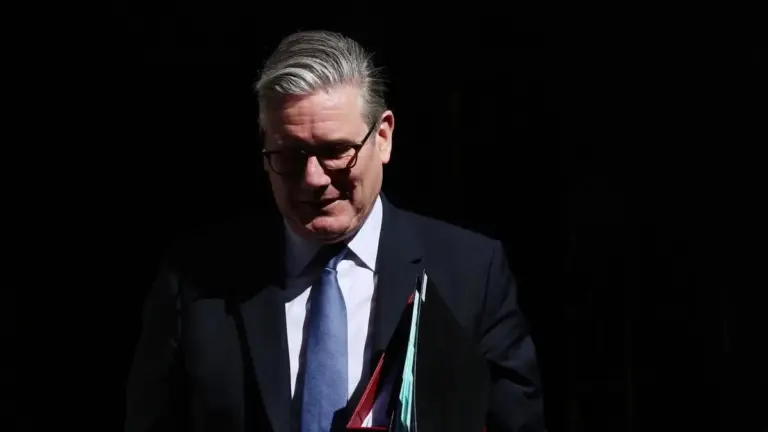Il premier britannico Keir Starmer è in bilico a causa del caso Mandelson