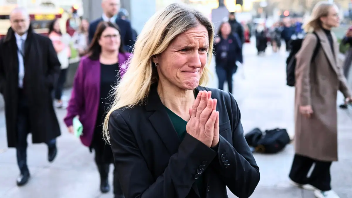 La parlamentare britannica Kim Leadbeater, che ha presentato il disegno di legge sul suicidio assistito, reagisce dopo l'approvazione del disegno di legge a Parliament Square a Londra, Gran Bretagna, il 29 novembre 2024