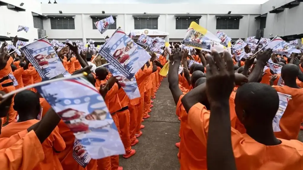 Detenuti in festa per la visita di papa Leone XIV nel carcere di Bata, Nuova Guinea, 22 aprile 2026 (foto Ansa)