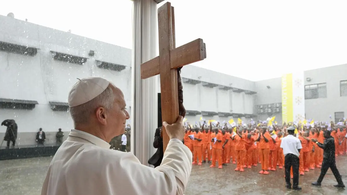 Papa Leone XIV in visita nel carcere di Bata, Nuova Guinea, 22 aprile 2026 (foto Ansa)