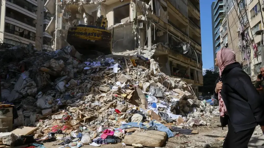 Un palazzo distrutto da un raid israeliano a Beirut, in Libano