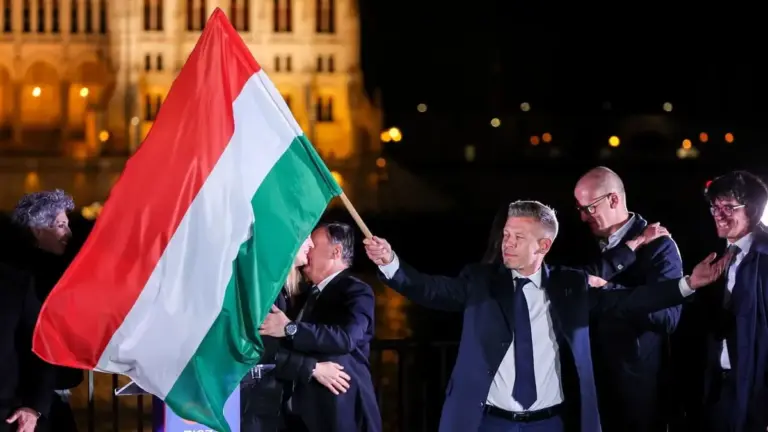 Peter Magyar esulta a Budapest per la vittoria alle elezioni in Ungheria contro Viktor Orbán