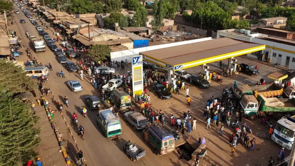La coda interminabile a una stazione di rifornimento di Bamako, capitale del Mali, a causa del blocco delle rotte di approvvigionamento da parte del Jnim
