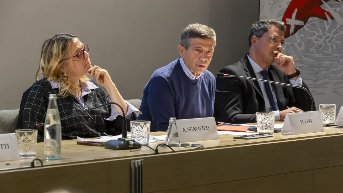 Maurizio Lupi tra la vicesindaco Anna Scavuzzo e Andrea Dellabianca (Cdo) al convegno “Milano, fine dei giochi?” organizzato da Tempi e Ccl alla Veneranda Biblioteca Ambrosiana, 17 aprile 2026 (foto Marco De Ponti / Tempi)