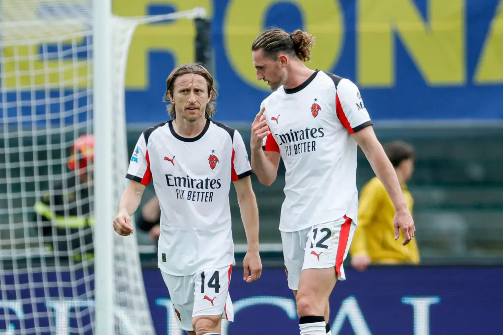Luka Modrić e Adrien Rabiot parlano in campo durante Verona-Milan (foto Ansa)