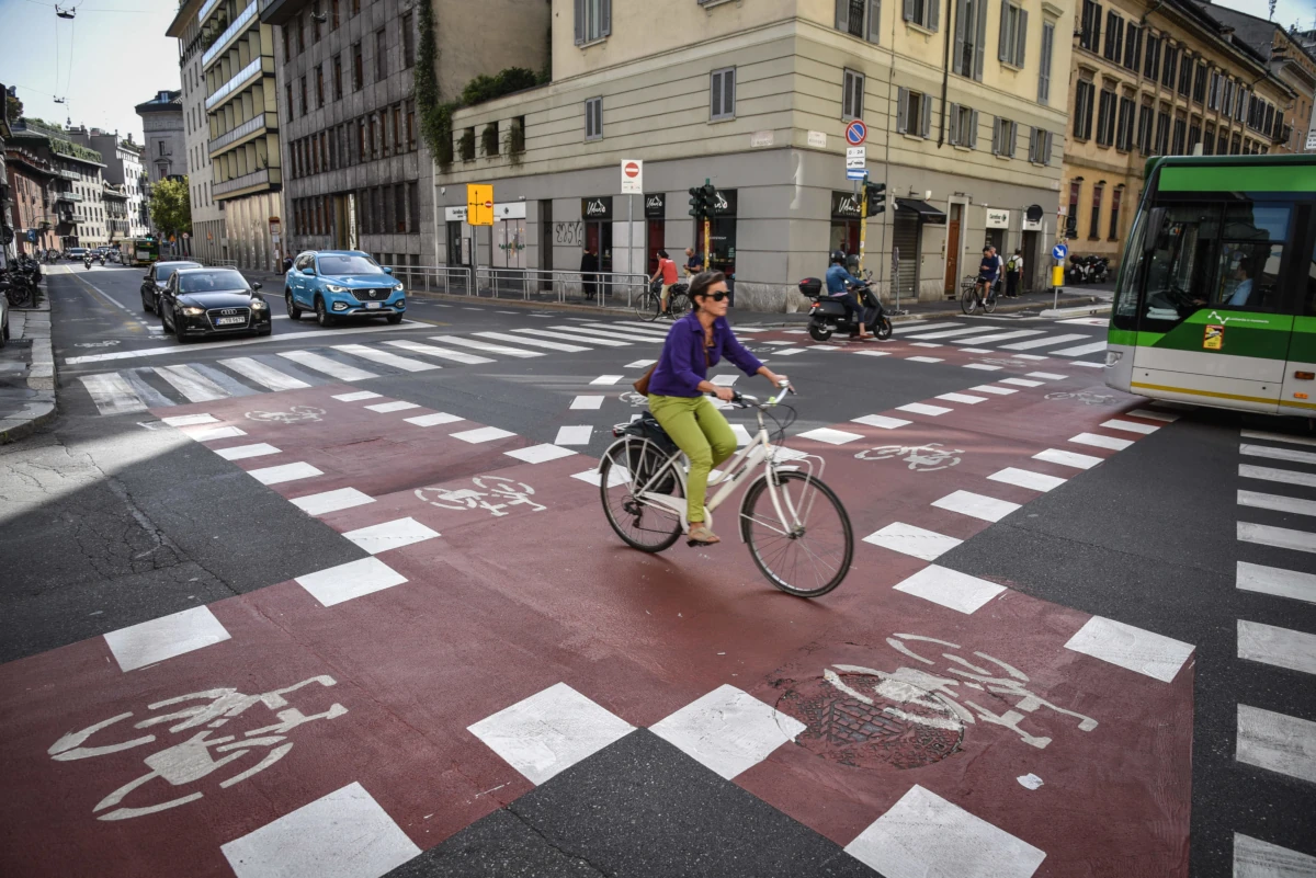La pista ciclabile all’incrocio tra corso Monforte e via Visconti di Modrone, Milano, 9 ottobre 2023 (foto Ansa)