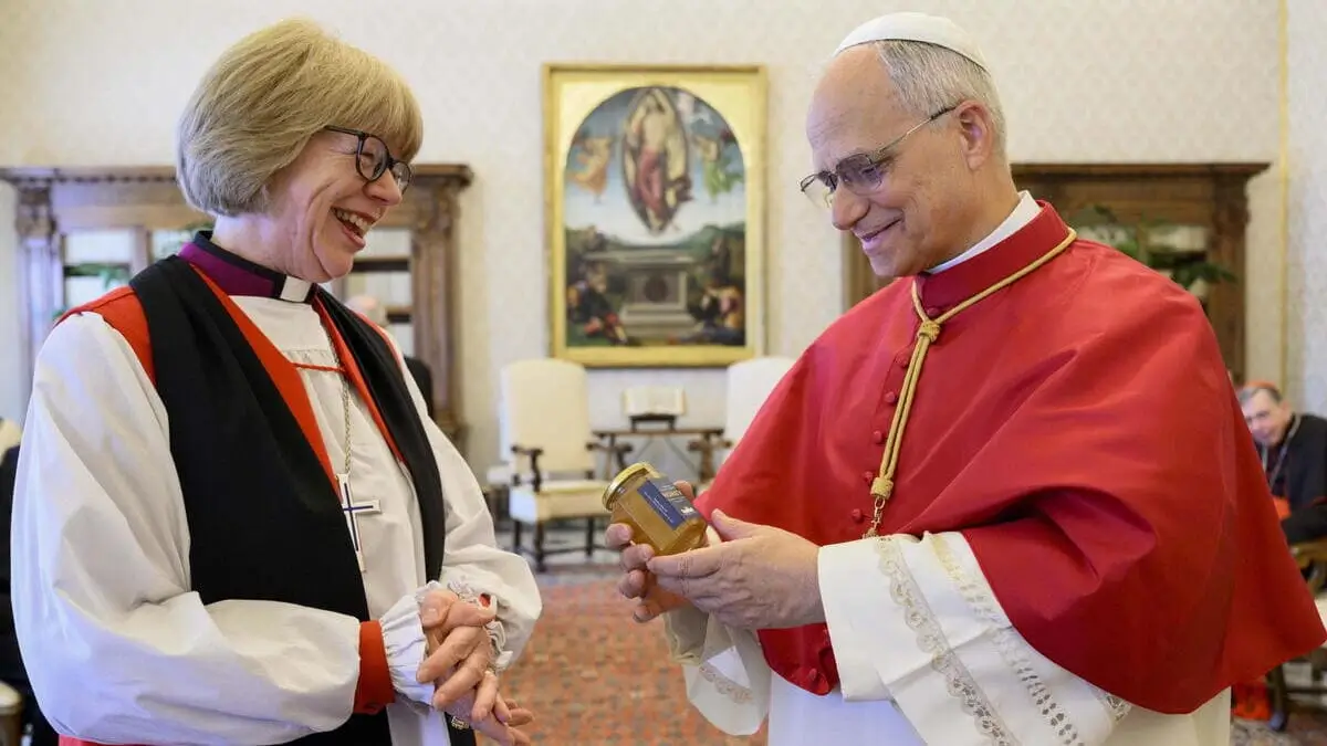 L'arcivescovo di Canterbury, Sarah Mullally, in visita a Roma insieme a papa Leone XIV