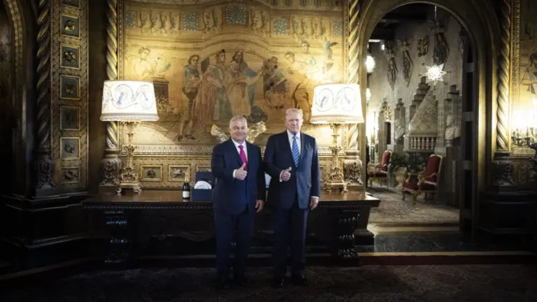 Viktor Orb&aacute;n con Donald Trump nella villa di Mar-a-Lago, Palm Beach, Florida, 11 luglio 2024 (foto Ansa)