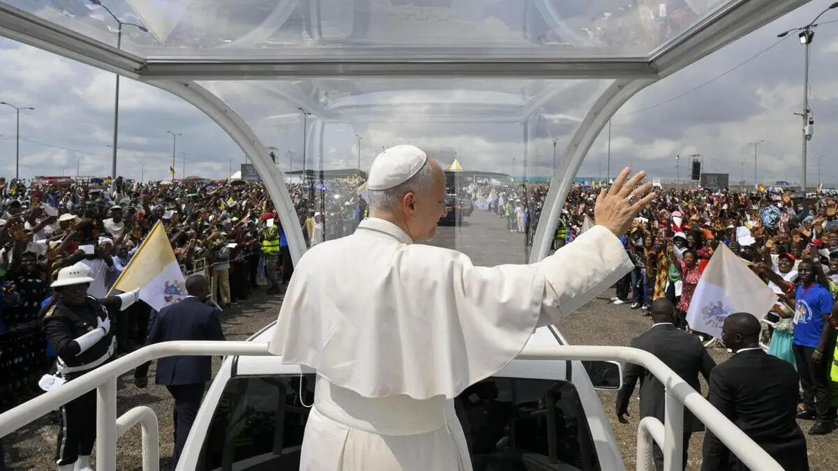 Papa Leone XIV arriva a Douala, in Camerun, per presiedere la Messa nell’area antistante lo Stadio Japoma, 17 aprile 2026 (foto Ansa)