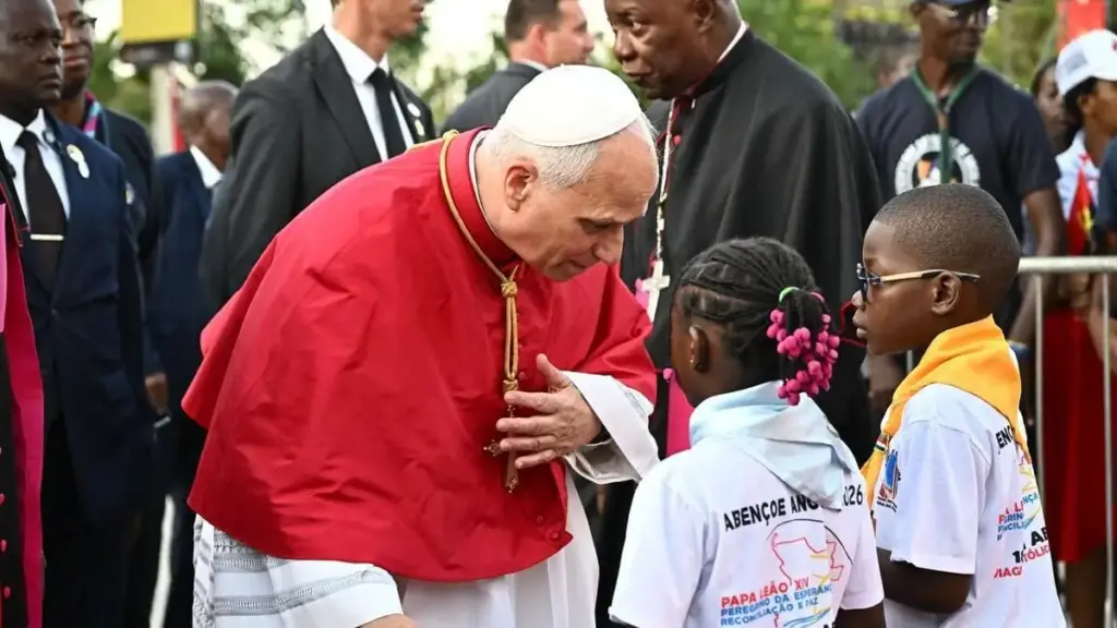 Papa Leone XIV si sofferma a parlare don due bambini a Saurimo, in Angola