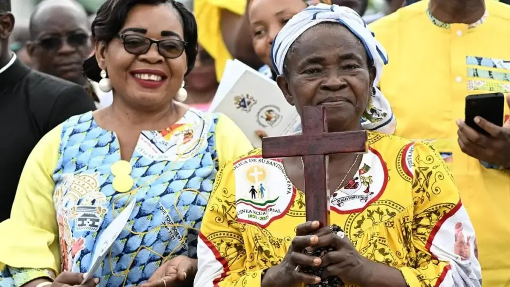 Due donne attendono l'inizio della messa del Papa in Camerun