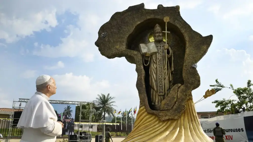 Prevost osserva una statua di sant'Agostino in Camerun. Il Pontefice si è definito "figlio di Agostino"