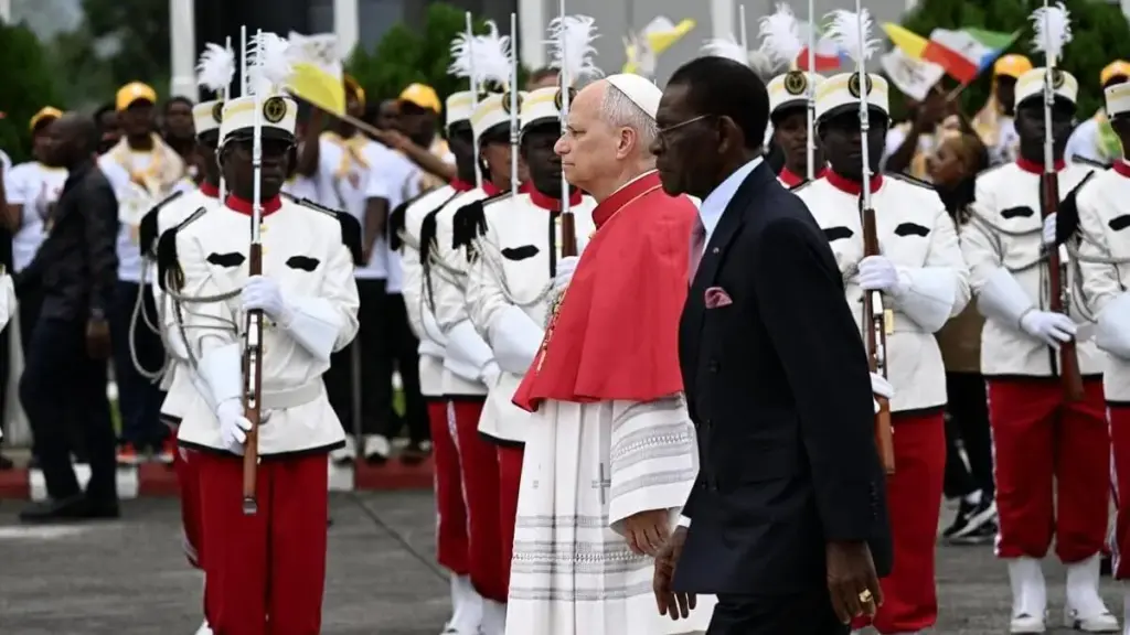 Papa Leone XIV e il presidente della Repubblica della Guinea Equatoriale, Teodoro Obiang Nguema Mbasogo, durante la cerimonia di benvenuto all'aeroporto internazionale di Malabo, in Guinea Equatoriale, 21 aprile 2026 (foto Ansa)