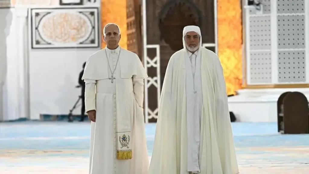 Papa Leone XIV viene accolto dal rettore della grande moschea di Algeri, Mohammed al-Mamoun al-Qasmi al-Hassani il 13 aprile 2026