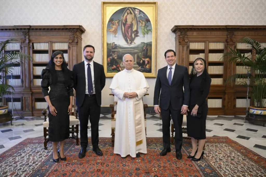 JD Vance (a sinistra) e Marco Rubio con le rispettive consorti in visita a papa Leone XIV in Vaticano nel maggio scorso (foto Ansa)