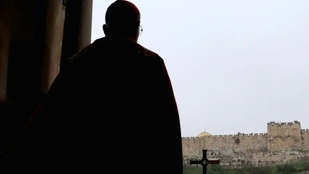 Il patriarca Pierbattista Pizzaballa conduce da solo a causa delle restrizioni le celebrazioni della Pasqua a Gerusalemme, in Terra Santa