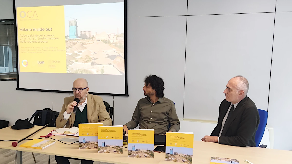 La presentazione del rapporto Oca 2026 nella sede della Cisl milanese. Da sinistra, Alessandro Maggioni, presidente Ccl, e Marco Peverini e Massimo Bricocoli del dipartimento di Architettura e Studi urbani del Politecnico di Milano (Dastu)