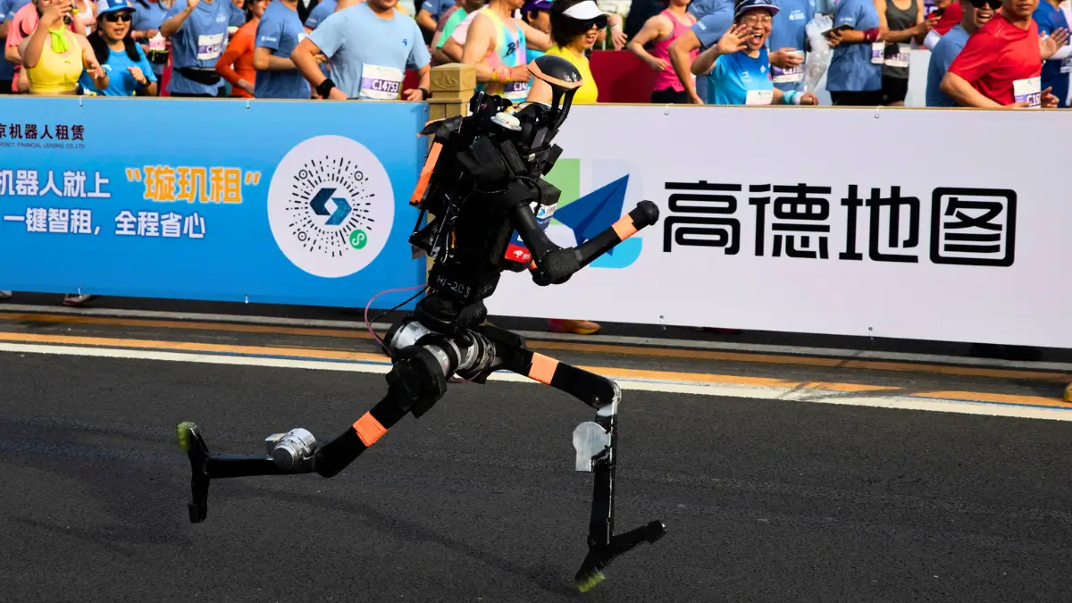 Un robot umanoide corre la mezza maratona di Pechino, 19 aprile 2026 (foto Ansa)