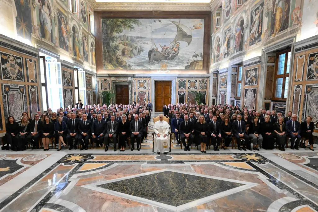 Foto di gruppo per papa Leone XIV con la delegazione del Ppe in occasione dell'udienza del 25 aprile