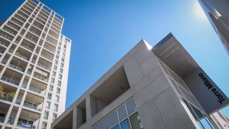 La “Torre Milano”, edificio al centro di uno dei processi scaturiti dalle indagini sull’urbanistica milanese. Il 2 aprile scorso i pm ne hanno chiesto la confisca (foto Ansa)