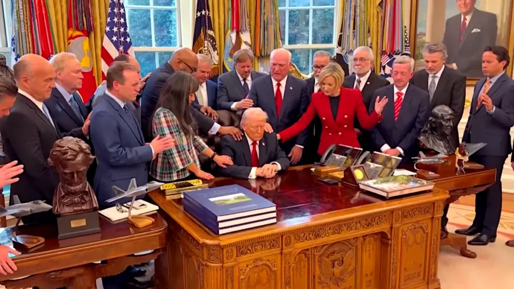 Un gruppo di pastori protestanti benedice e prega su Trump nello Studio ovale della Casa Bianca