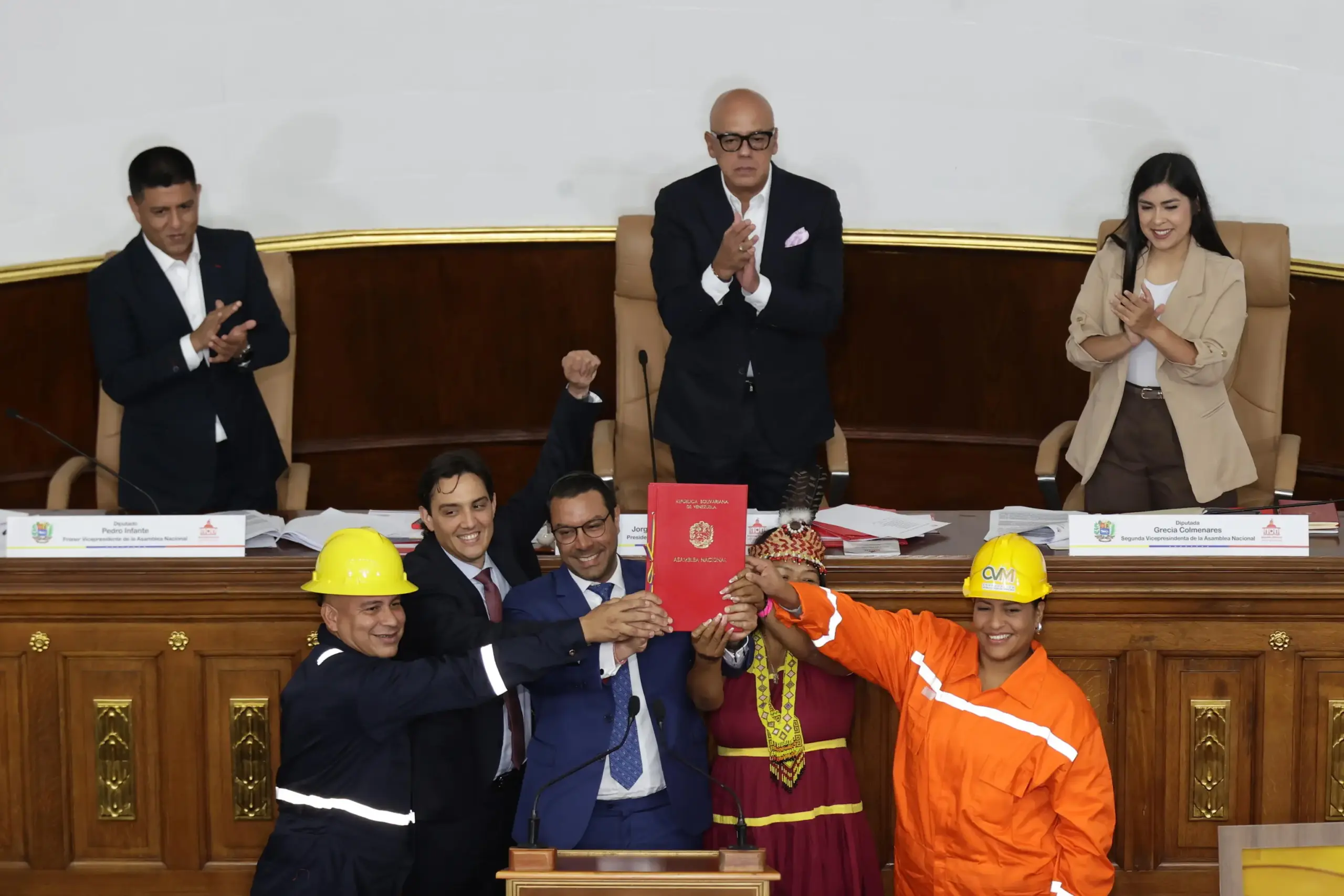 Jorge Rodriguez, presidente dell'Assemblea nazionale del Venezuela, e i vicepresidenti Pedro Infante e Grecia Colmenares esultano dopo l'approvazione della Legge organica delle Miniere a Caracas, Venezuela, il 9 aprile 2026. La legge consente gli investimenti stranieri ed è stata introdotta sotto la presidenza ad interim di Delcy Rodriguez