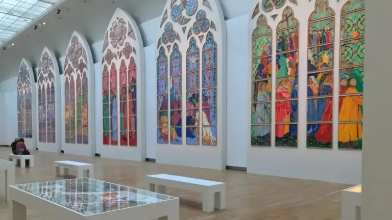 Riecco le vetrate &ldquo;macroniane&rdquo; che devono &ldquo;modernizzare&rdquo; Notre-Dame