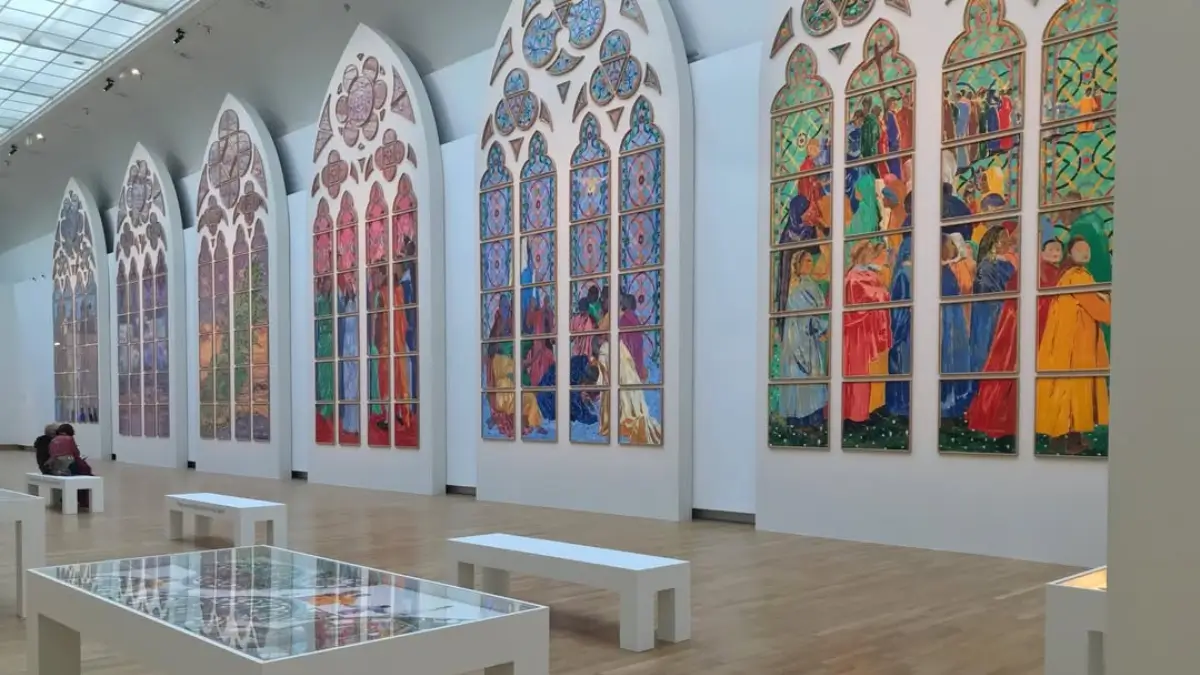 Le nuove vetrate di Notre-Dame, a Parigi, realizzate da Claire Tabouret, in mostra al Grand Palais nel dicembre 2025