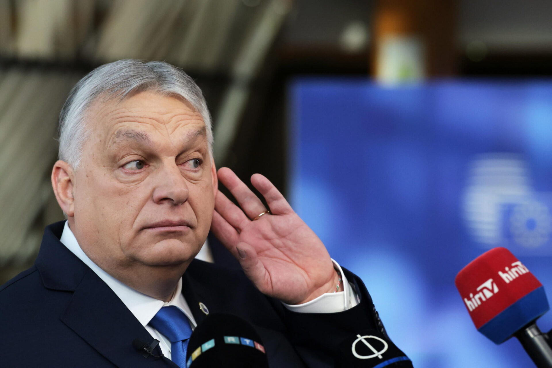 Il primo ministro ungherese uscente Viktor Orbán, sconfitto alle elezioni di domenica scorsa da Péter Magyar, suo ex compagno di partito (foto Ansa)