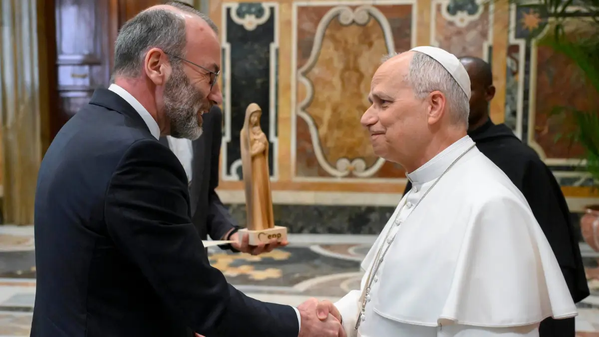 Papa Leone XIV, a destra, stringe la mano a Manfred Weber, presidente del Partito popolare europeo, in occasione dell'udienza privata in Vaticano per una rappresentanza del Partito popolare europeo, lo scorso 25 aprile