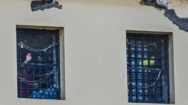 Le finestre delle celle del Carcere di Poggioreale viste da piazza Cenni a Napoli. L'associazione Antigone ha denunciato il sovraffollamento delle carceri in Italia