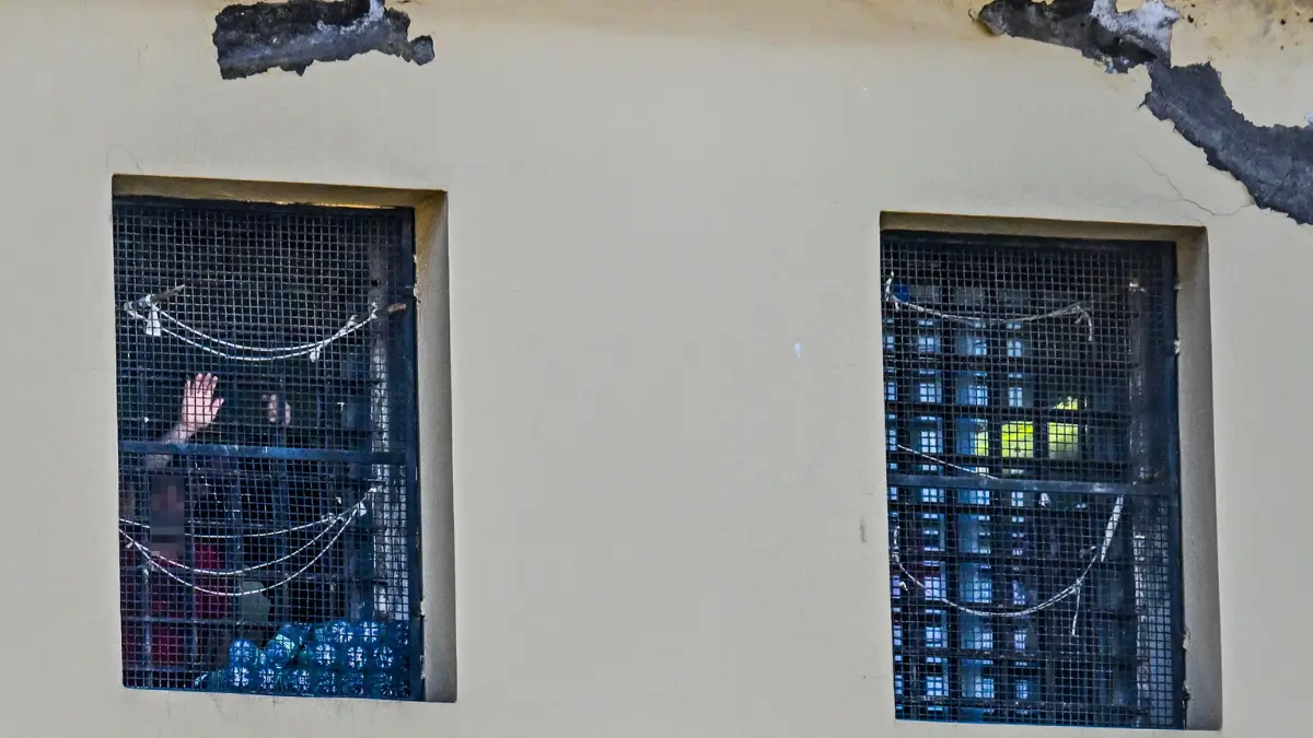 Le finestre delle celle del Carcere di Poggioreale viste da piazza Cenni a Napoli. L'associazione Antigone ha denunciato il sovraffollamento delle carceri in Italia