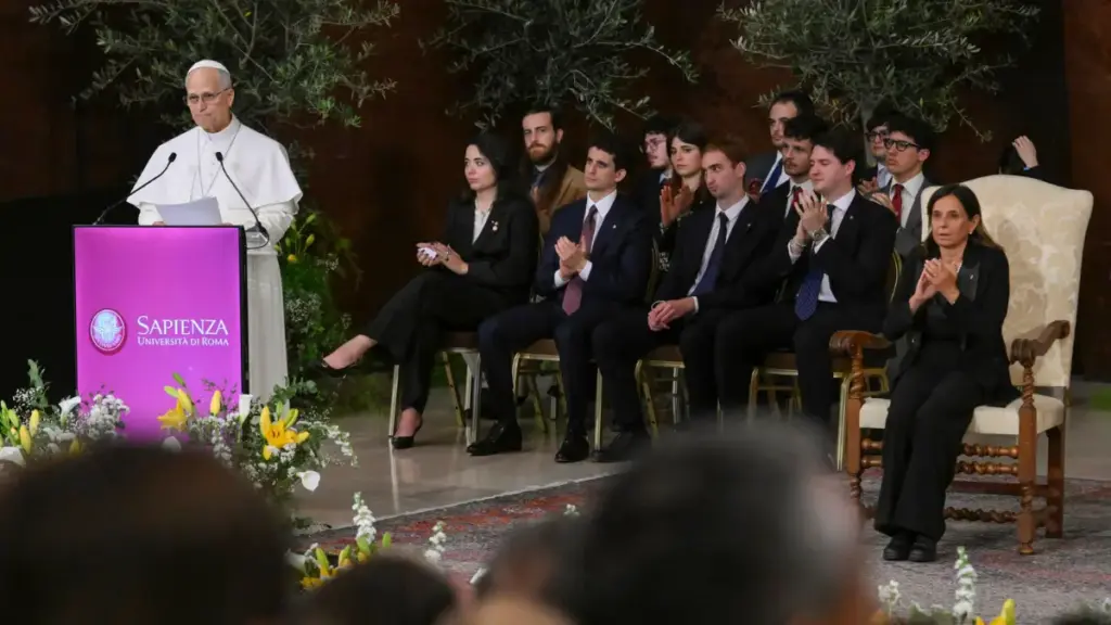 Papa Leone XIV durante il suo discorso nell'Aula magna dell'Università La Sapienza di Roma