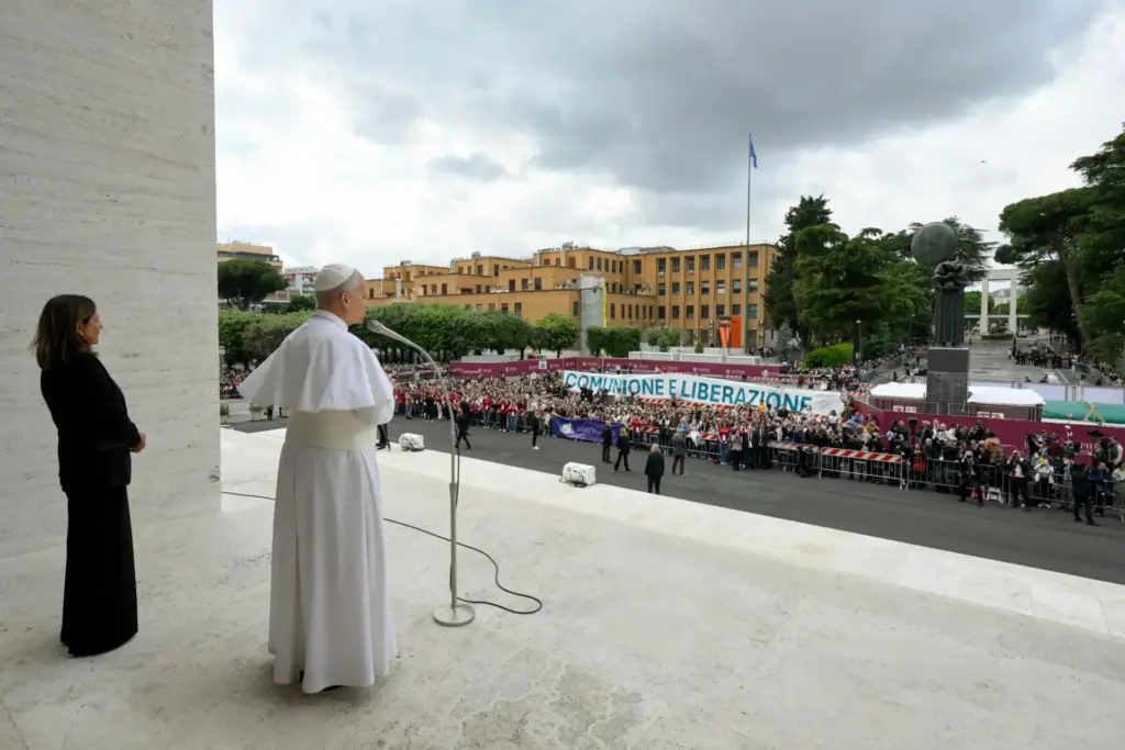 Papa Leone XIV saluta gli studenti che lo attendevano davanti alla scalinata di ingresso dell'Università La Sapienza di Roma