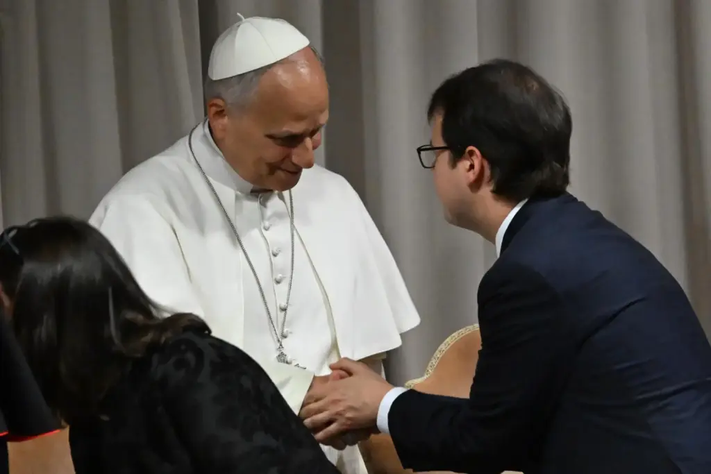 Papa Leone XIV saluta Christopher Olah, cofondatore di Anthropic, in occasione della presentazione dell’enciclica “Magnifica Humanitas”, il 25 maggio 2026 in Vaticano (foto Ansa)