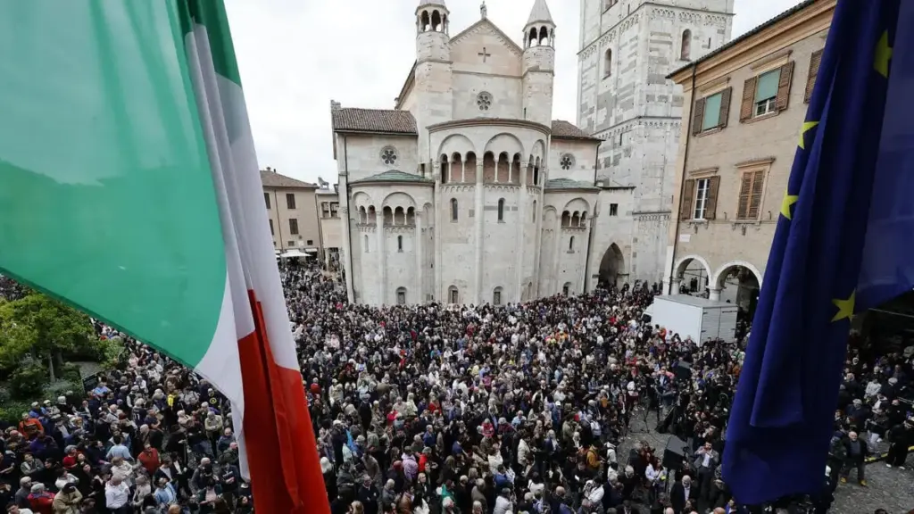 Migliaia di persone hanno manifestato a Modena per dimostrare solidarietà alle vittime dell’attentato (foto Ansa)