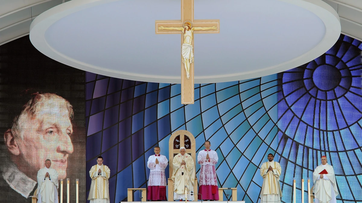 Papa Benedetto XVI durante la Messa per la beatificazione del cardinale John Henry Newman, Birmingham, 19 settembre 2010 (foto Ansa)